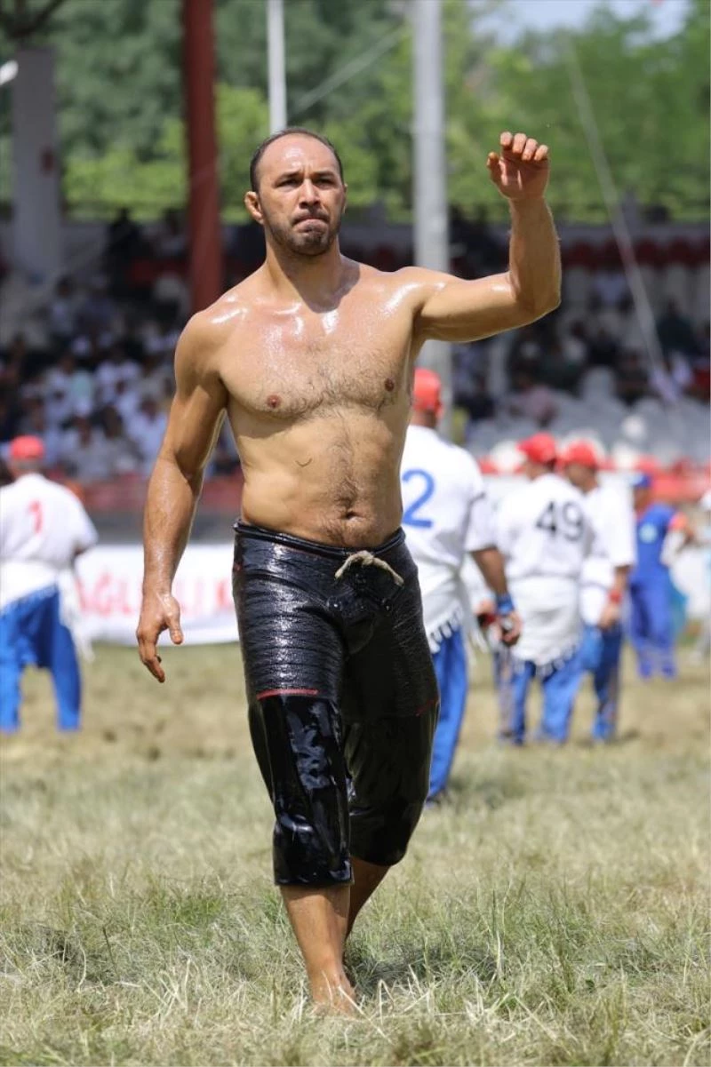 Kırkpınar başpehlivanı Gürbüz, babası ve kendisinin yarım kalan hikayesini tamamlamak istiyor: