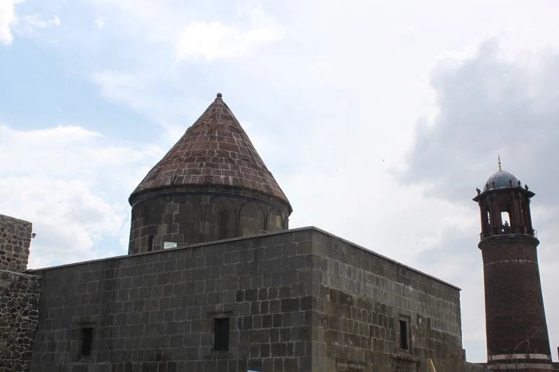 Saat Kulesi değil Tepsi Minare
