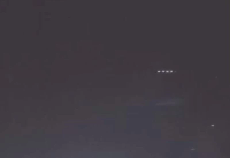 Tatil beldesinde gökyüzünde görünen esrarengiz ışıklar kameraya yansıdı
