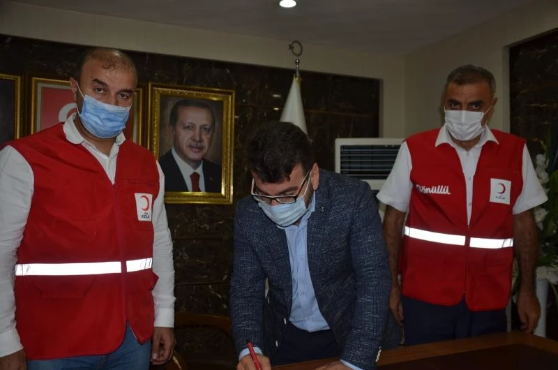 AK Parti Batman İl Başkanı Gür, Türk Kızılay Batman Şubesine kurban bağışı yaptı

