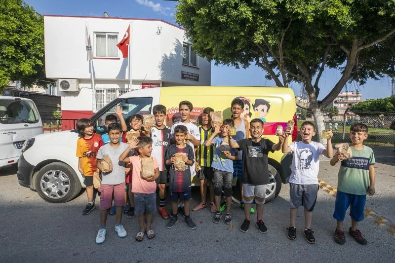 Büyükşehir Belediyesinden çocuklara mamul ve limonata
