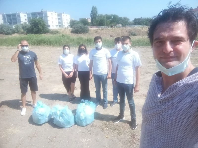 AK gençler sahil ve kıyı şeridini temizledi
