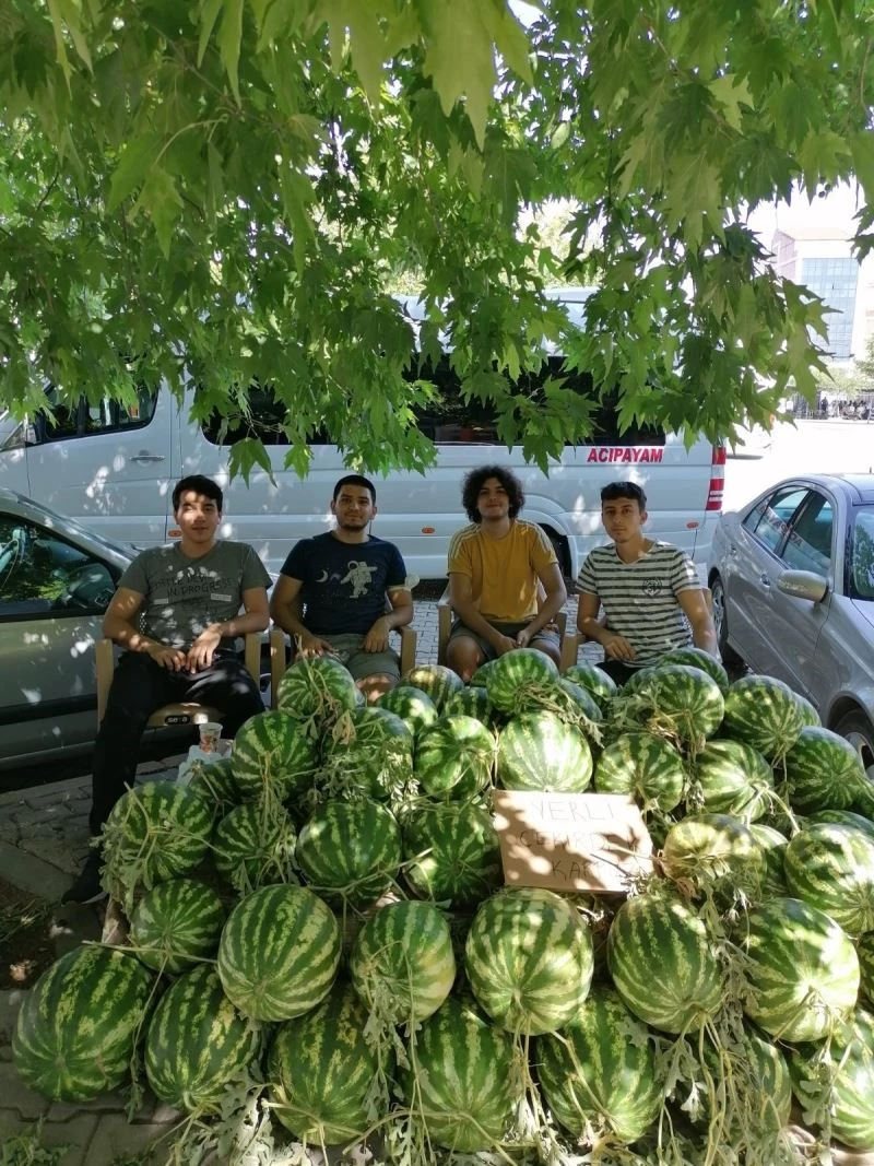 Okul harçlığı için karpuz tezgahının başına geçtiler
