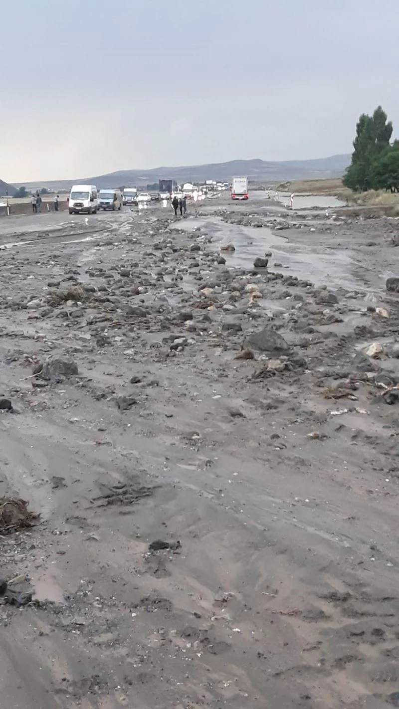 Taşlıçay-Doğubayazıt yolu sel nedeniyle ulaşıma kapandı
