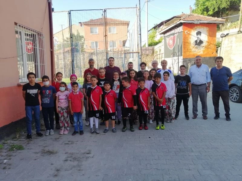 Karaköyspor ile ilçe kurum amirlerinin futbol karşılaşmasında dostluk kazandı
