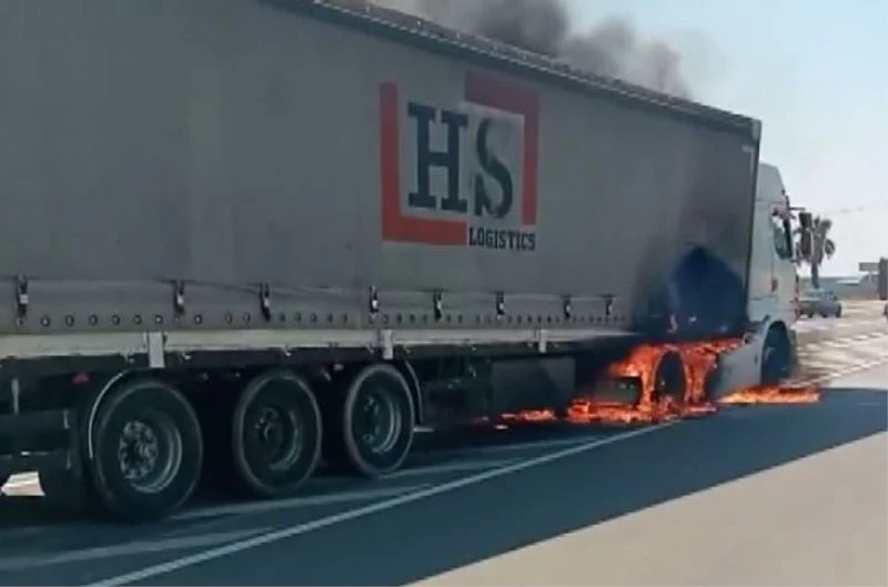 Antalya’da seyir halindeki tırın lastikleri alev aldı
