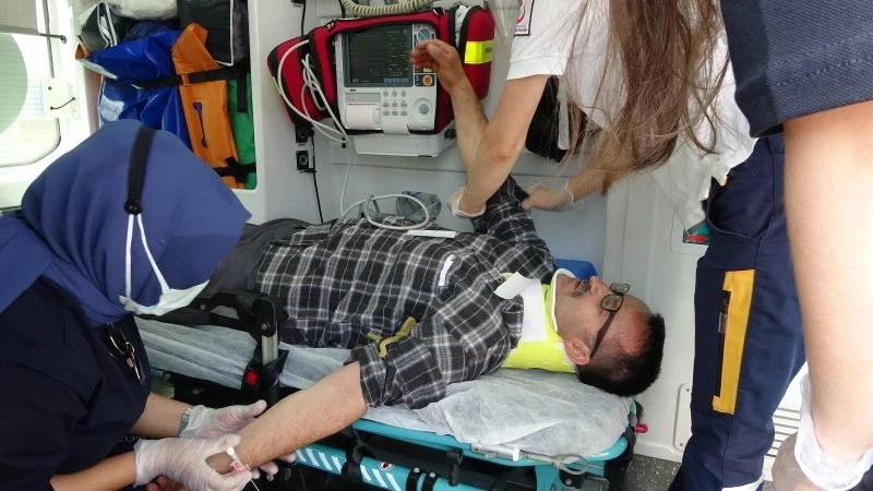 Yayaya çarpan sürücü kaçtı, yoldaki yaralıya çarpmamak için 3 araç da kaza yaptı
