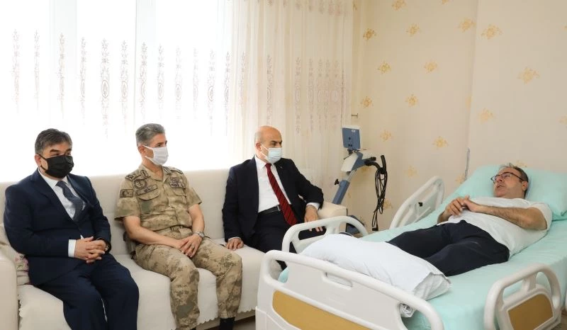 Mardin Valisi Demirtaş’tan 15 Temmuz gazileriyle görüştü
