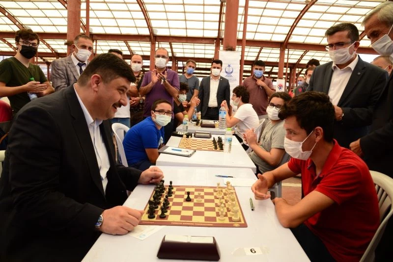 Satranç tutkunları hamlelerini şehitler için yaptı
