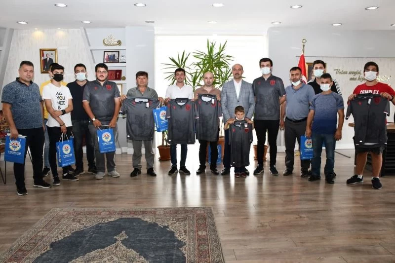 Başkan Kılıç taraftara sözünü tuttu, formalar sahiplerine teslim edildi
