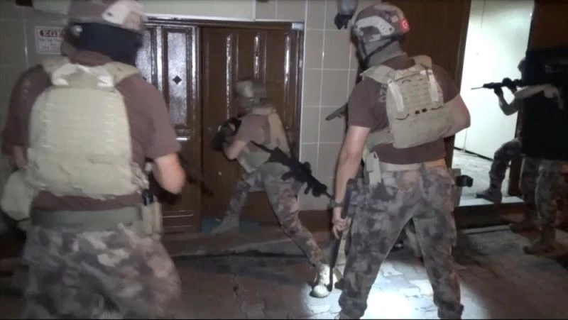 Suç örgütü operasyonunda polisin tel kafeste rehin tutulan 2 kişiyi kurtarması kameraya yansıdı