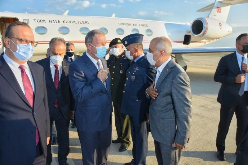 Bakan Akar, Bursa’da ’Darbeler ve Terörizm’ konulu seminere katıldı
