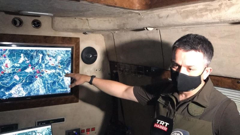 Bakan Pakdemirli, Mersin’deki yangını, yangın komuta aracından takip ediyor
