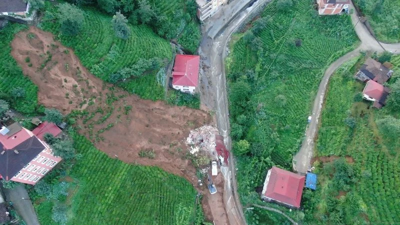 Sabahın ilk ışıklarıyla enkaz alanı gün yüzüne çıktı

