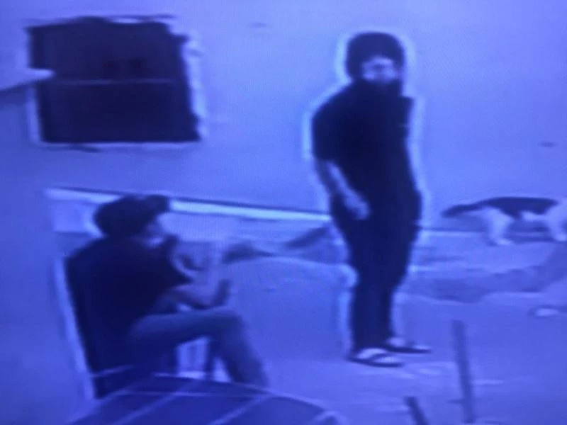 Pencere korkuluklarından tırmanarak girdikleri evleri soyan şüpheliler yakalandı
