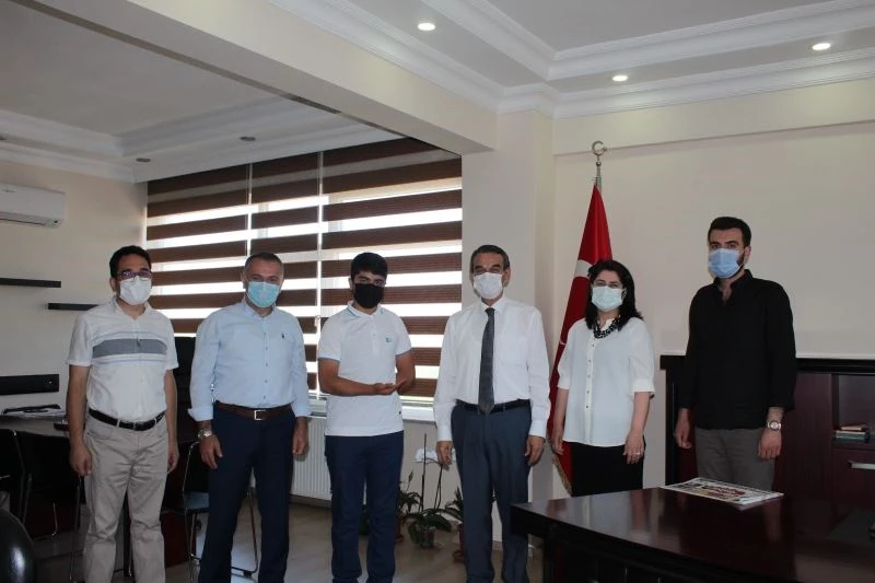 Okulu bırakıp inşaat ustası olmak istiyordu, şimdi mühendis olmayı düşünüyor
