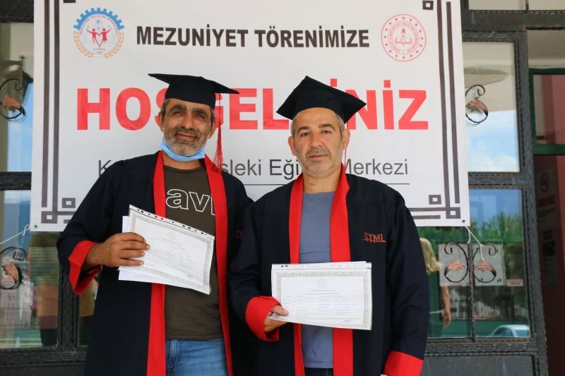 Telafi eğitimleri ile lise diploması alan iki torna ustasının hedefi üniversite
