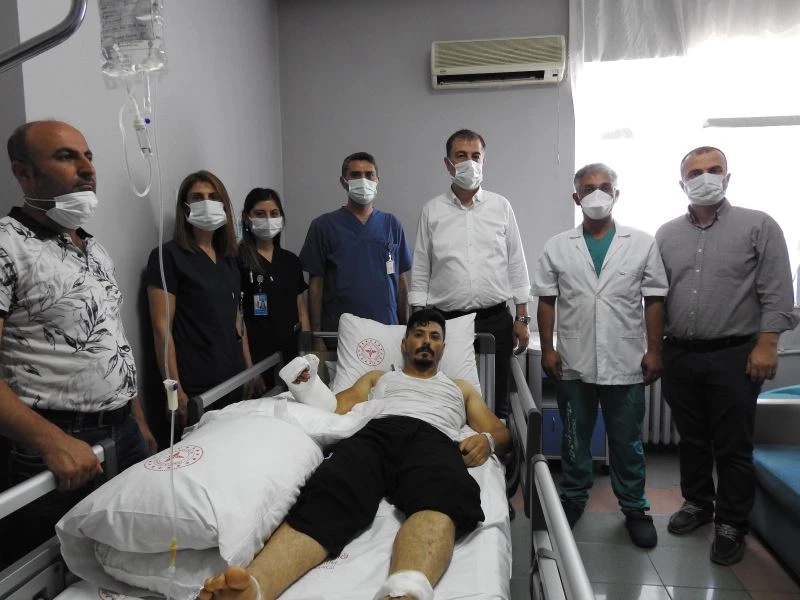 Hamur makinasına kaptırdığı eli, 12 saatte yerine dikildi
