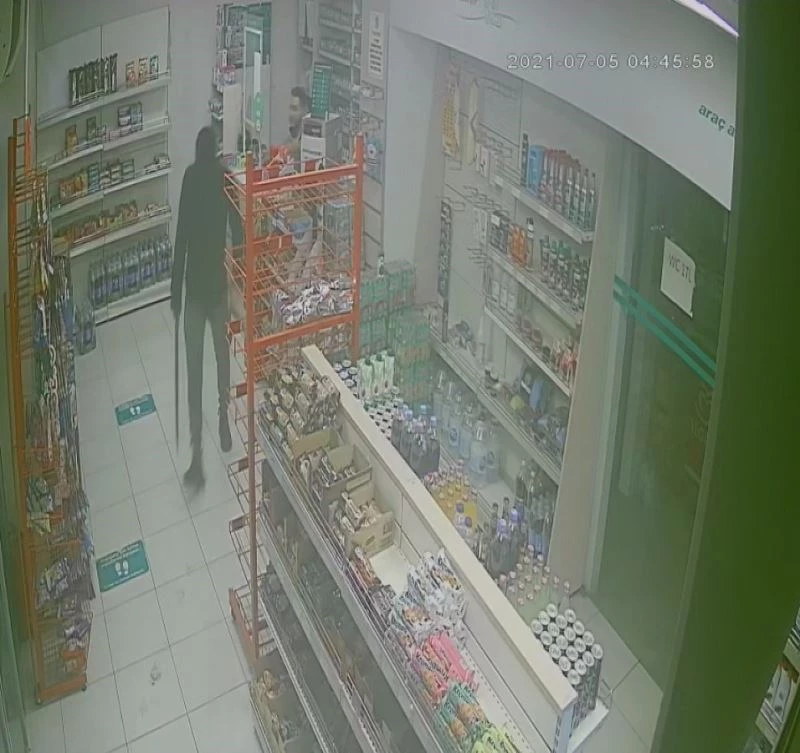 Kar maskeli, kılıçlı akaryakıt soygunu saniye saniye görüntülendi
