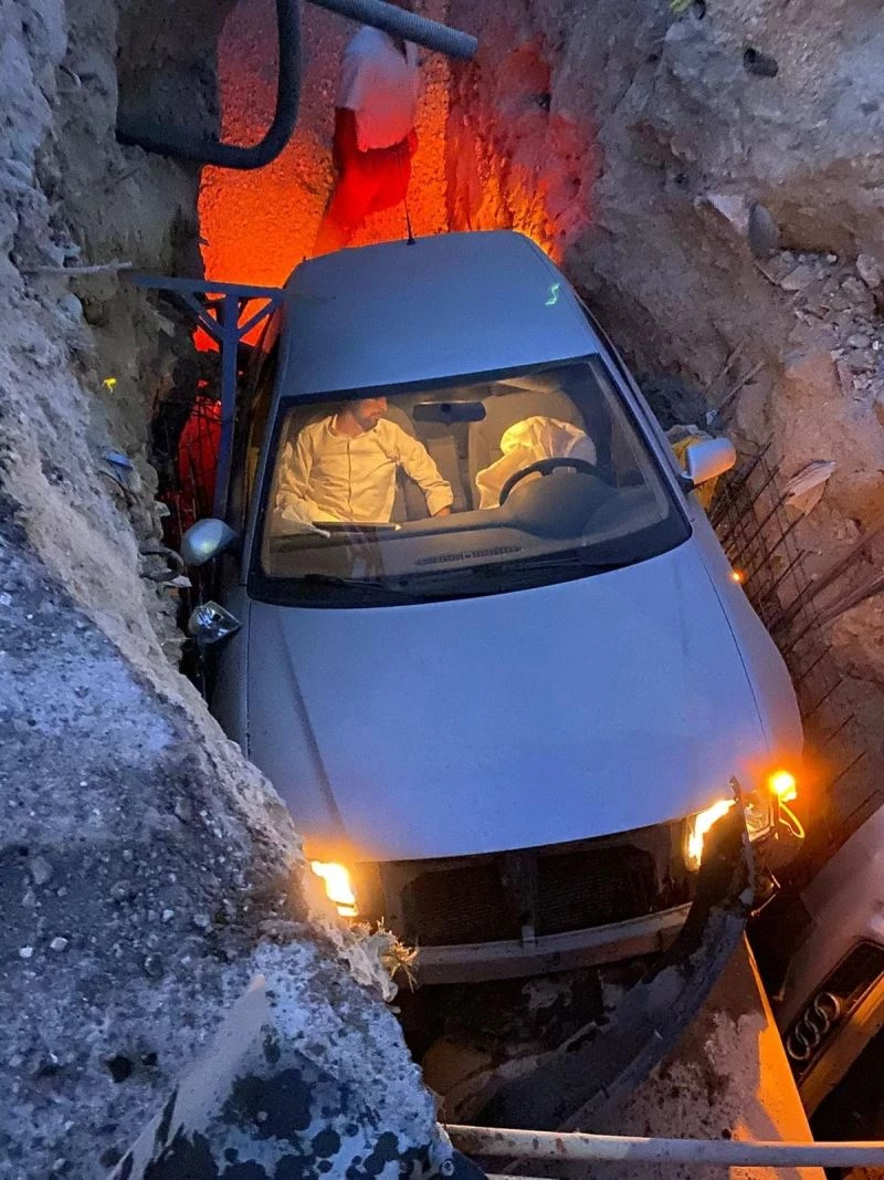 Düz yolda giderken kendini kanalizasyon çukurunda buldu
