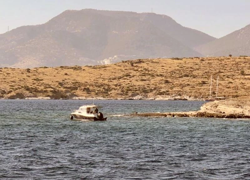 Kayalıklara oturan tekneyi Kıyı Emniyet kurtardı

