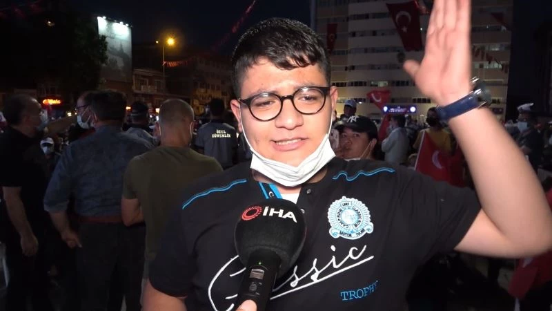 15 yaşındaki Emirhan, bütün hainlere seslendi: “Bu vatanı bölemeyeceksiniz”
