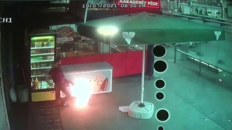  Alev alan piknik tüpünü tekmeleyerek böyle dışarıya çıkardı
