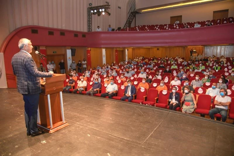 Başkan Zeydan Karalar çalışanlarla bayramlaştı, ikramiye müjdesi verdi
