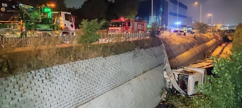 Karpuz yüklü kamyon bariyerleri aşarak dereye düştü
