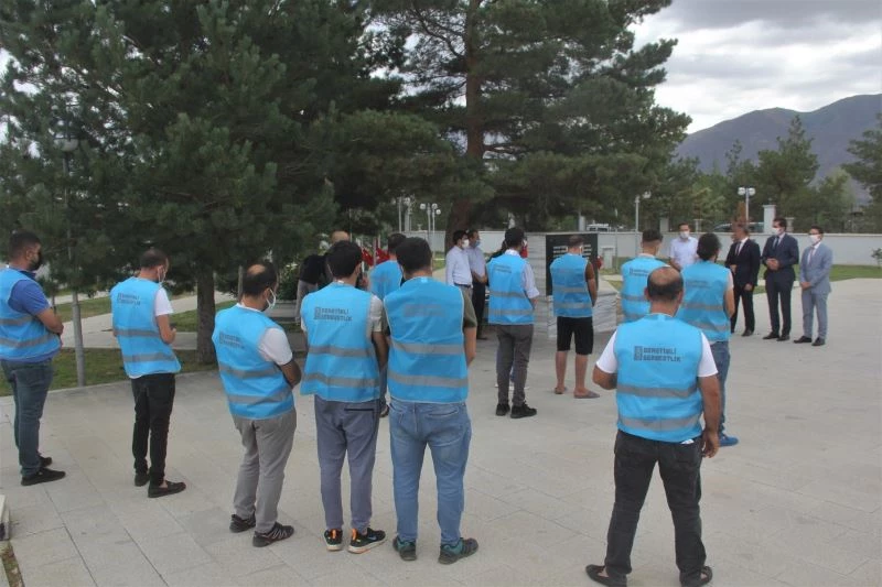 Denetimli serbestlik yükümlüleri şehitliğe karanfil bıraktı
