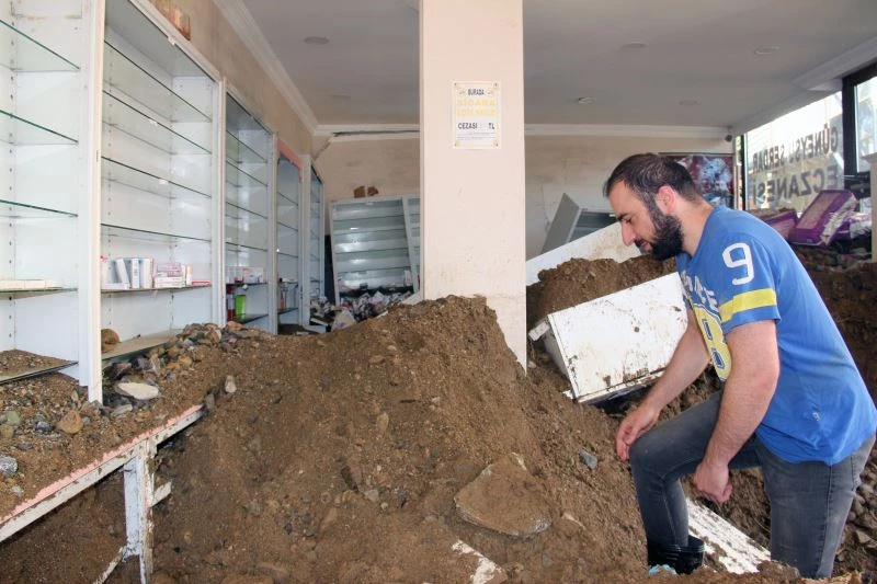 Sel mağduru eczacı çamurlar içinde ilaçlarını arıyor
