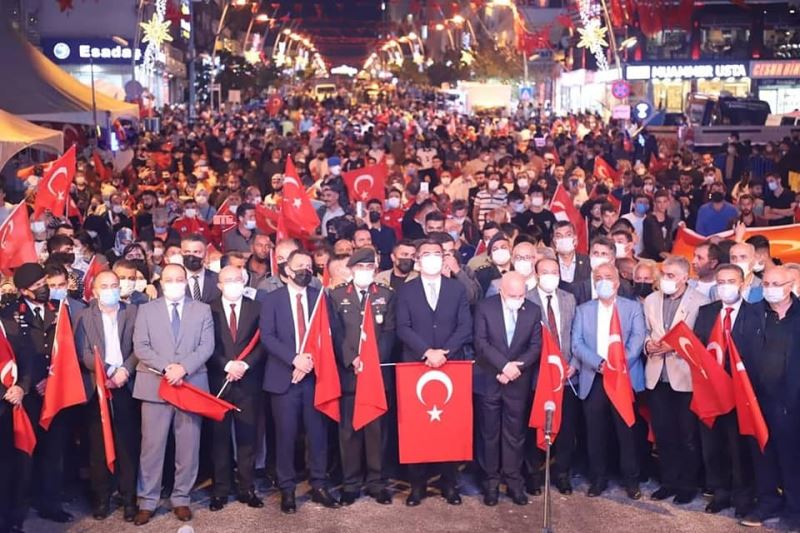 Binlerce kişi, Türk bayraklarıyla demokrasi nöbeti tuttu
