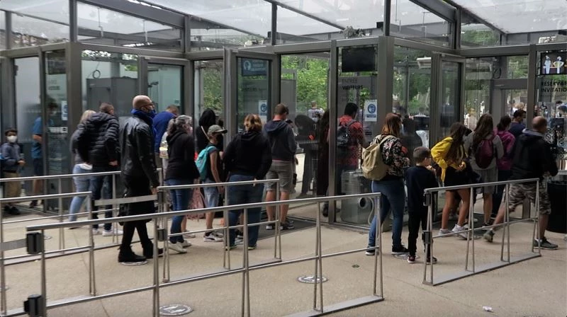 Eyfel Kulesi 9 ay sonra yeniden ziyarete açıldı
