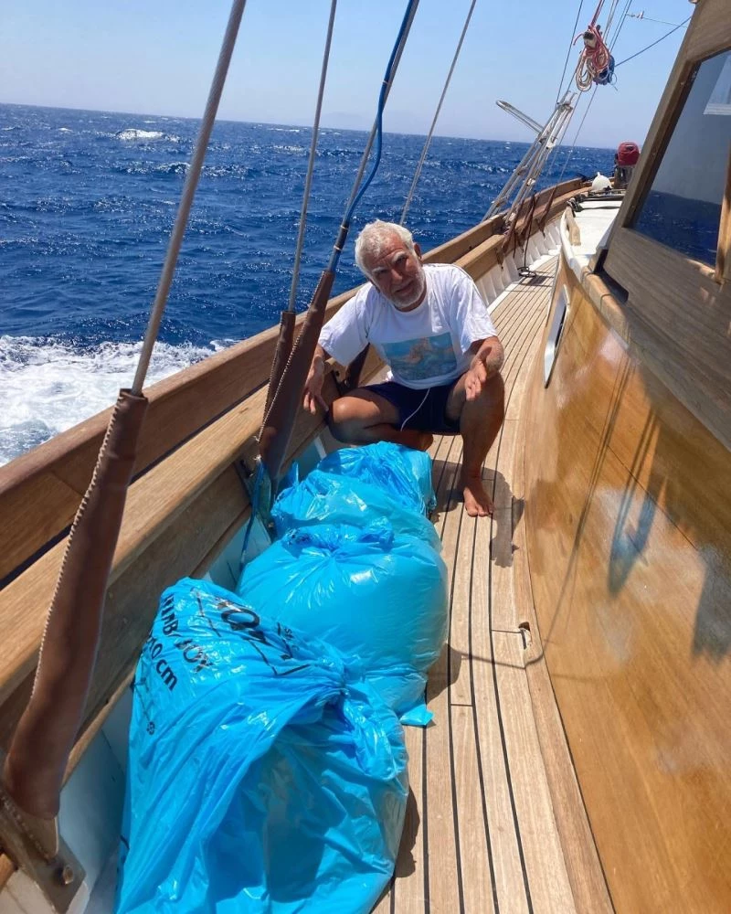 Denizin ortasında çöp torbalarıyla karşılaştılar
