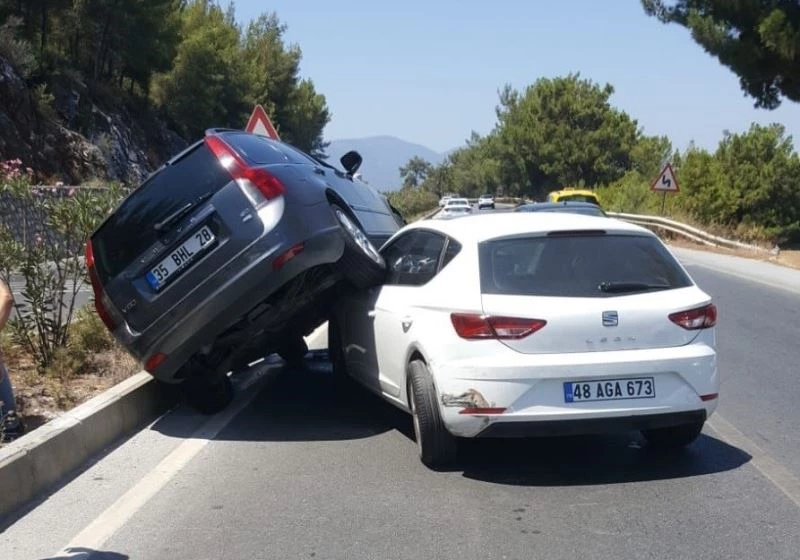 İlginç kaza maddi hasarla atlatıldı
