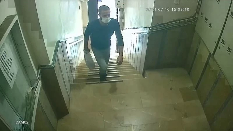 (Özel) Ümraniye’de özel eğitim merkezinden gündüz vakti laptop hırsızlığı kamerada
