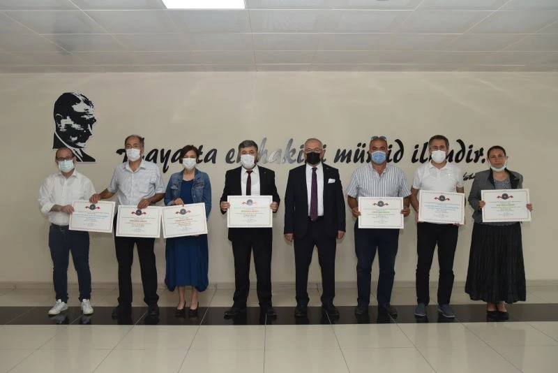 KMÜ’de engelsiz üniversite bayrakları birimlerine teslim edildi
