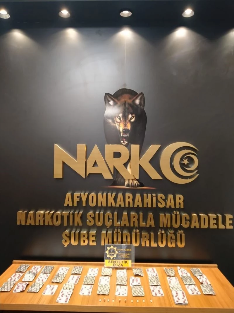 Şüphe üzerine durdurulan araçta 596 adet uyuşturucu hap ele geçirildi
