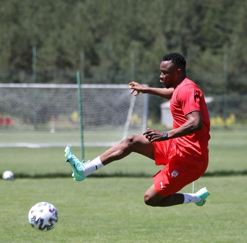 Sivasspor’da Leke James ilk çalışmasını yaptı
