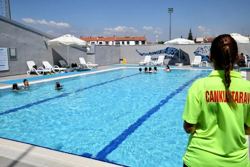 Açık havuz kent halkını yüzme ile buluşturuyor
