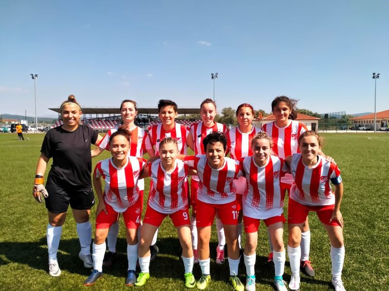 15 Temmuz Bayanlar Futbol Turnuvası’nın şampiyonu Bilecikspor oldu

