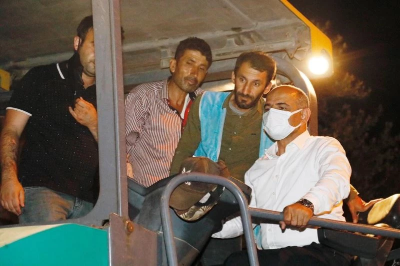 Direksiyona geçti, asfaltı döktü
