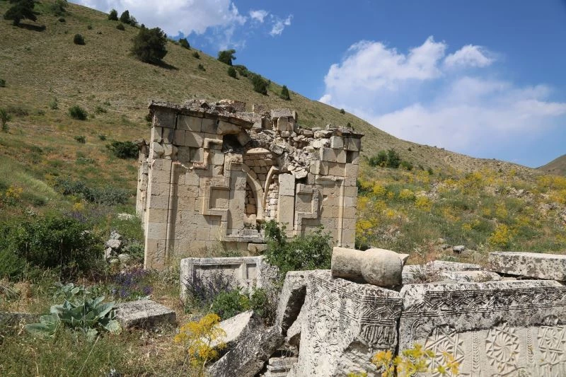 Definecilerin tahrip ettiği tarihi kümbet restore edilerek turizme kazandırılmayı bekliyor
