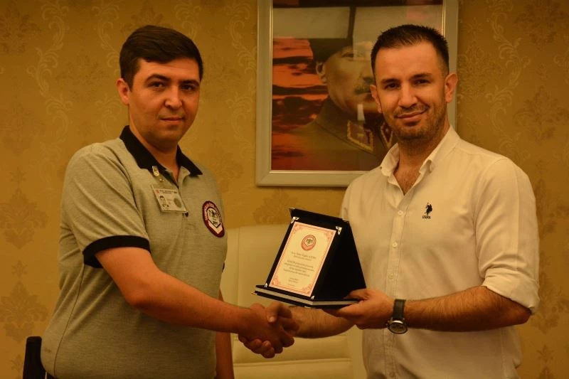 Hırsızlık girişimini önleyen güvenlik görevlisi ödüllendirildi
