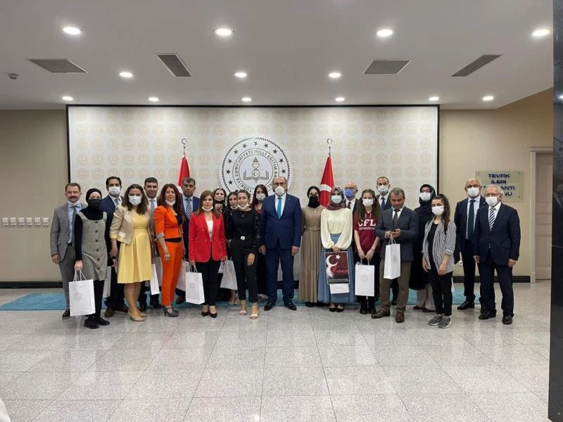 Çorlulu öğrenci ödülünü Bakan Selçuk’tan aldı
