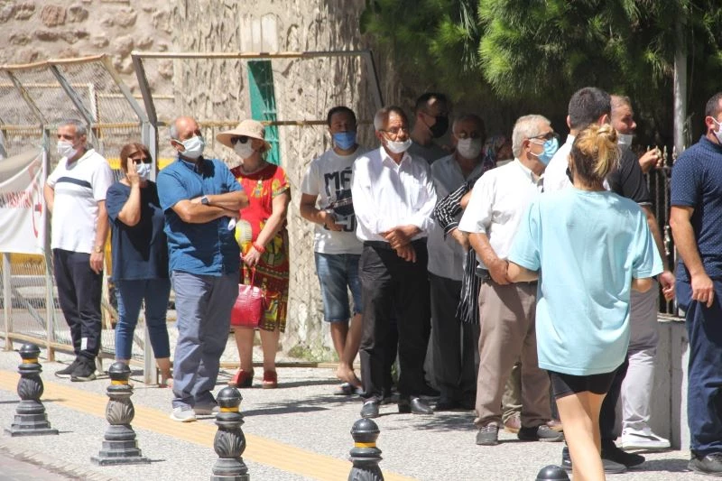 Sinop’ta maaş ve ikramiye kuyruğu
