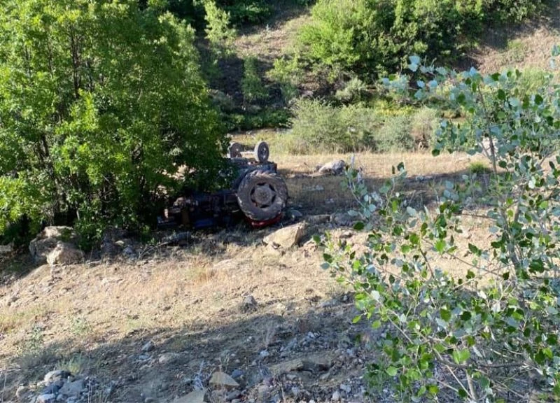 Uçuruma yuvarlanan traktörden atlayarak kurtuldu
