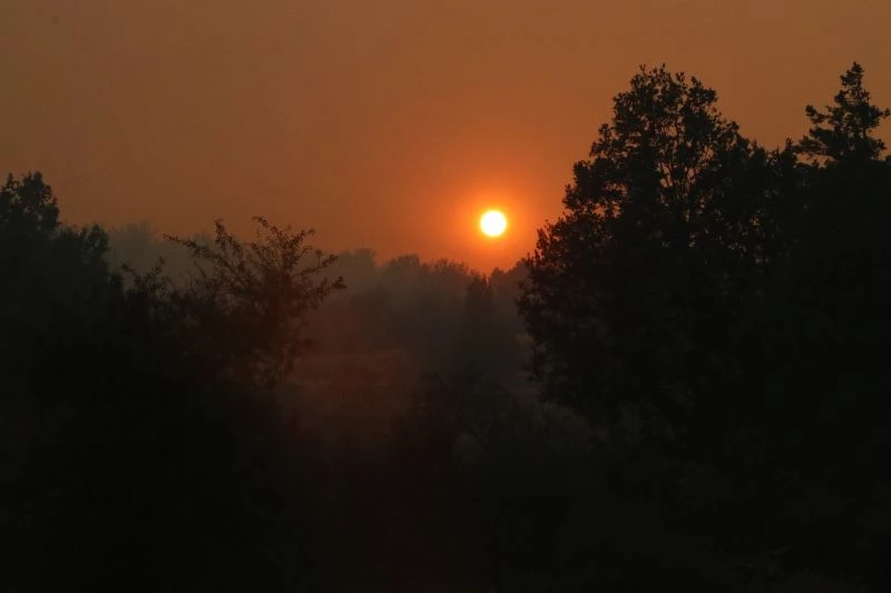 Yangının dumanı, güneşi kızıla bürüdü

