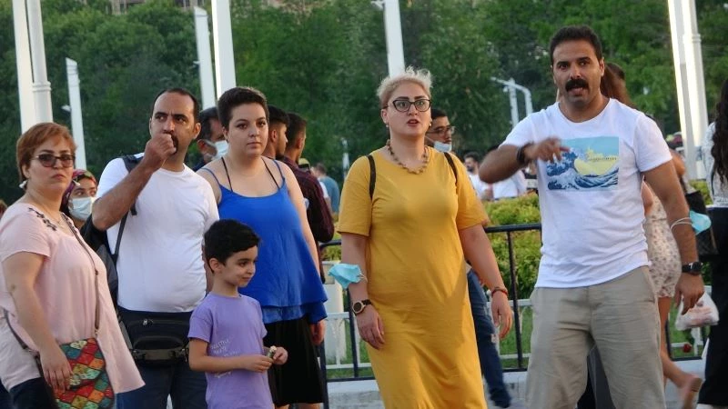 (Özel) Taksim’de virüsü unuttular, maskesiz gezdiler
