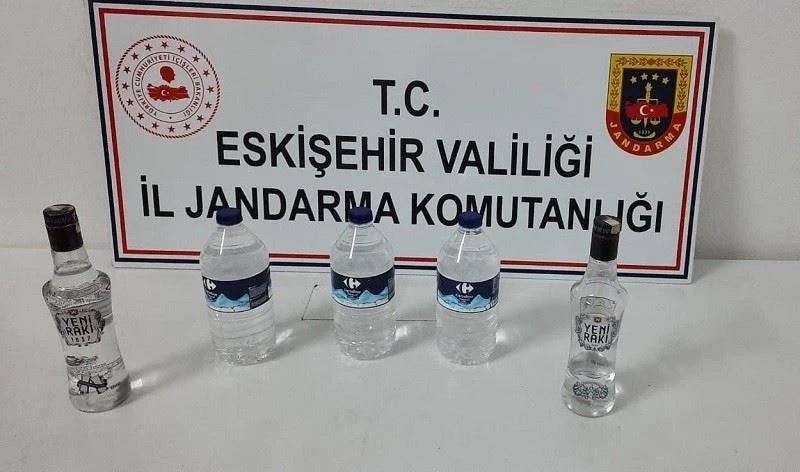 Etil alkolden yapılan içkiyi iş yerinde satamadan yakalandı
